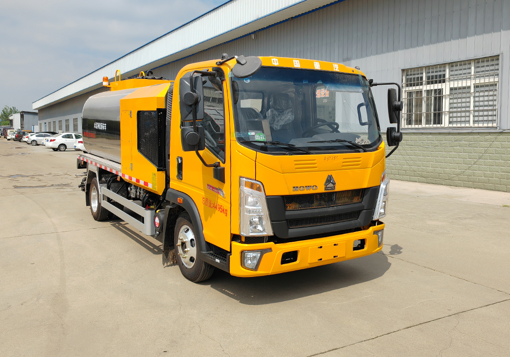 5噸重汽豪沃藍(lán)牌智能瀝青灑布車