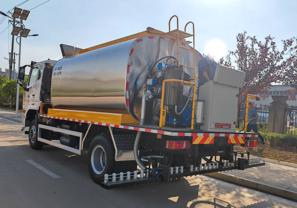 12噸重汽豪沃（全功率）智能瀝青灑布車(chē)