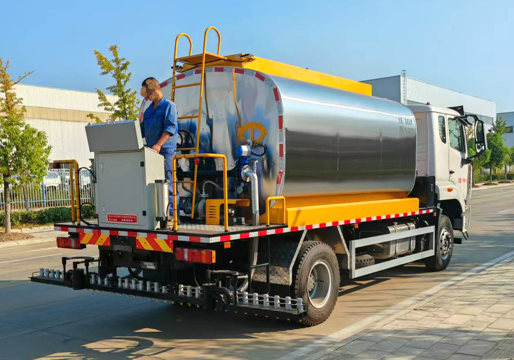 12噸重汽豪沃（全功率）智能瀝青灑布車(chē)