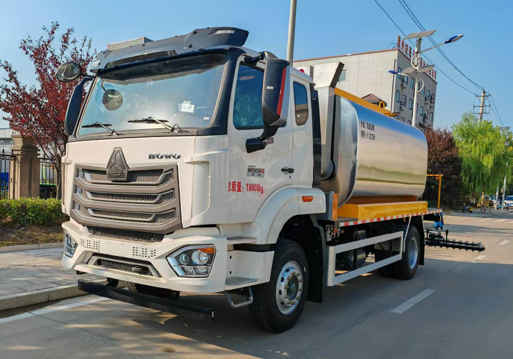12噸重汽豪沃（全功率）智能瀝青灑布車(chē)